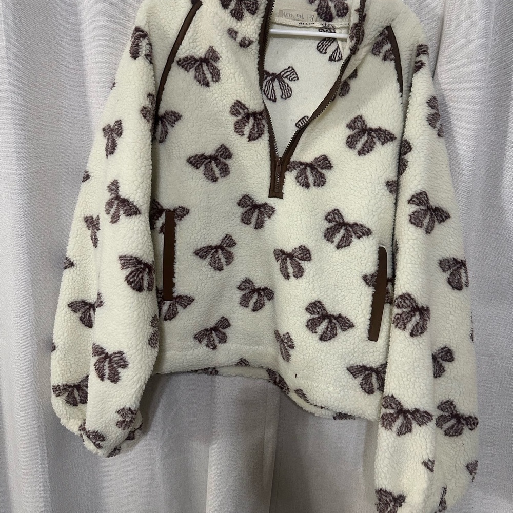 Cozy Fleece Pullover With Bow Pattern - image 2